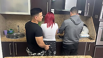 Esposa Amadora É Pega Pelo Amigo Do Marido Enquanto Cozinha